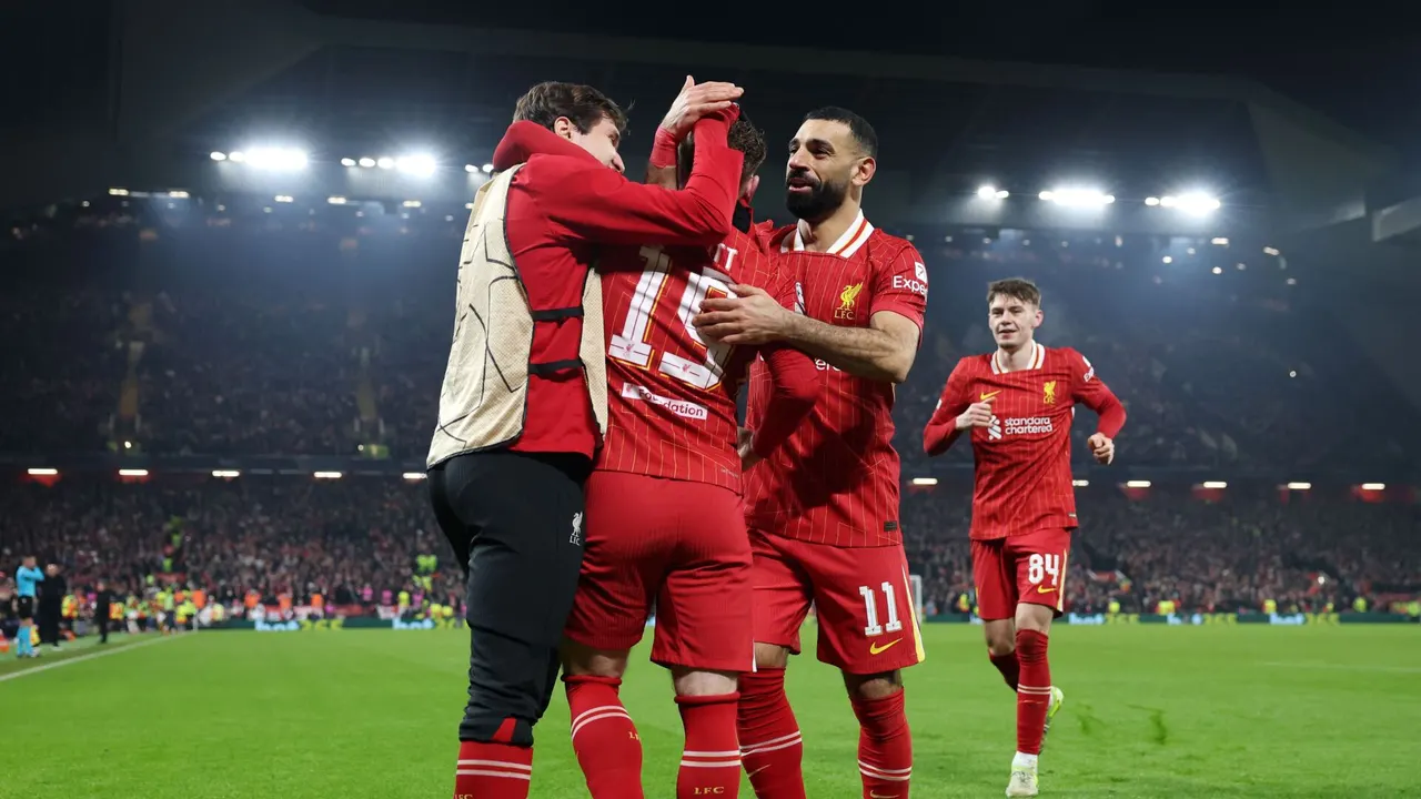 حل واحد لأزمة مزدوجة.. هل ينهي بديل صلاح معاناة لاعب ليفربول؟